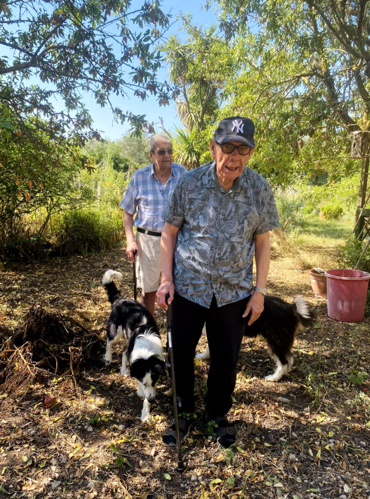 résidents ephad en promenade